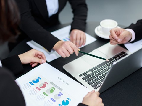 我那当了三十年会计的老舅，终于肯跟AI握手言和了